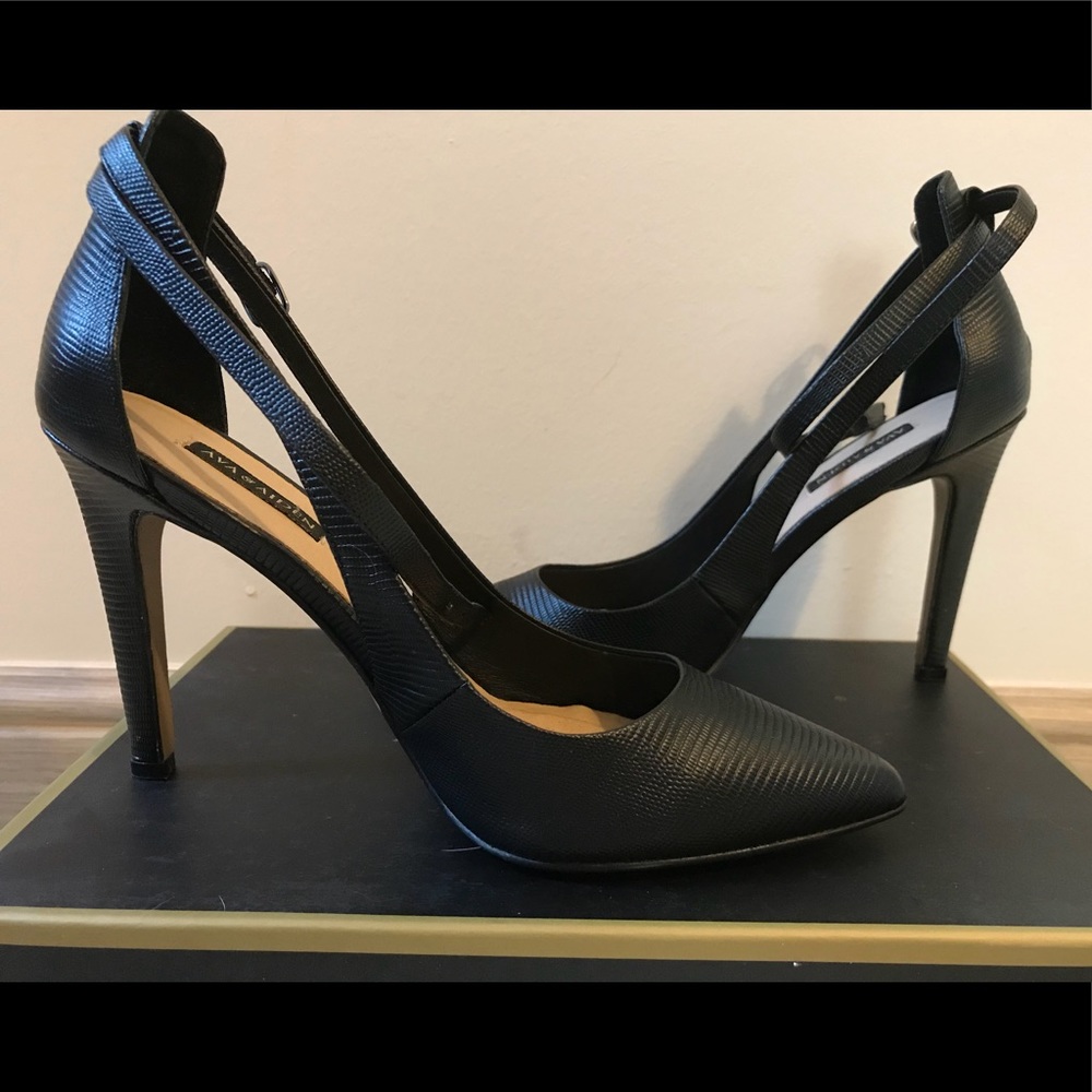 NIB Ava & Aiden Liza SZ 8 (cut out black pump)
